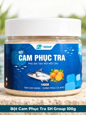 Bột Cam Phục Tra SH Group 100g đặt chính diện trên bệ đá cạnh hồ, nhãn sản phẩm SH Group hiển thị rõ.