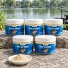 Bột Chép Bá Vương SH Group 100g 4 Năm hũ Bột Chép Bá Vương SH Group 100g xếp theo tầng bên hồ câu, phía trước có đĩa bột minh họa.