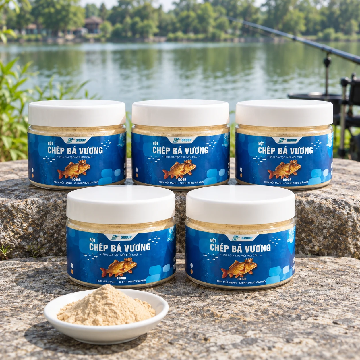 Bột Chép Bá Vương SH Group 100g Năm hũ Bột Chép Bá Vương SH Group 100g xếp theo tầng có nhãn hướng về phía trước