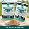 Hai gói Cám Tổng Hợp SH Group 800g, một gói đứng và một gói nghiêng cạnh đĩa cám