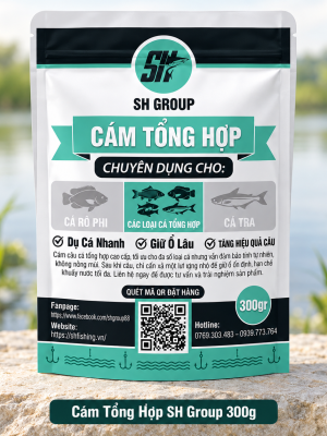 Gói Cám Tổng Hợp SH Group 300g đặt trên mặt đá, nhãn sản phẩm hướng ra trước