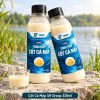 Hai chai Cốt Cá Mập SH Group 330ml, một chai đứng và một chai nghiêng khoảng 30 độ, kèm cốc dung dịch cùng màu.