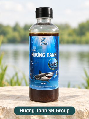 Một chai Hương Tanh SH Group đặt trên bệ đá bên hồ nước ngọt, nhãn sản phẩm SH Group hướng chính diện.