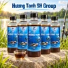 Năm chai Hương Tanh SH Group trưng bày bên hồ nước ngọt, phía trước có cốc dung dịch cùng màu.