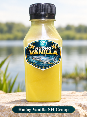 Một chai Hương Vanilla SH Group đặt trên bệ đá bên hồ nước ngọt, nhãn sản phẩm SH Group hướng chính diện.