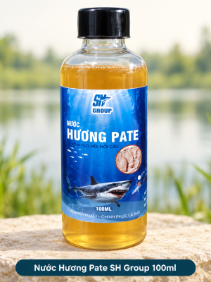 Một chai Nước Hương Pate SH Group 100ml đặt trên bệ đá bên hồ nước ngọt, nhãn sản phẩm SH Group hướng chính diện.